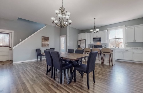 Aurora House | Spacious 5BR+Loft Retreat Ideal for Families and Groups