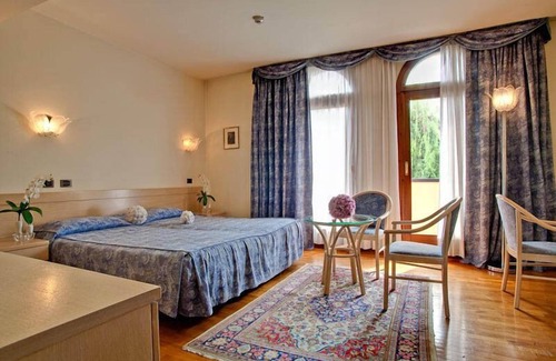 Spresiano Hotel | Relaxing Spresiano: 4-Star Poolside Retreat for Families
