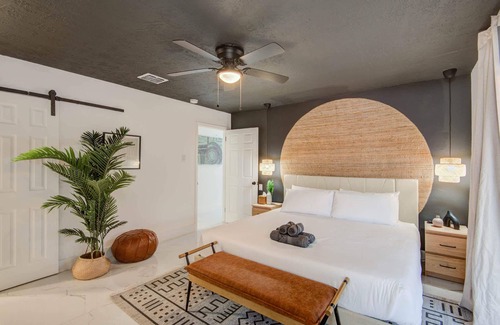 Spring Branch Central House | Spring Branch Getaway: 5BD/2BA Retreat with Pool & Hot Tub