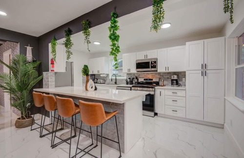 Spring Branch Central House | Spring Branch Getaway: 5BD/2BA Retreat with Pool & Hot Tub