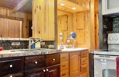 Cleveland Cabin | Discover Fun: Pools, Lake & Horses Near Helen!