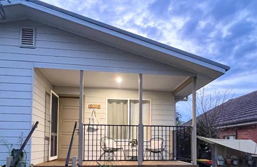 Nowra House | Delightful Spring Cottage: 4-Star Family-Friendly Retreat