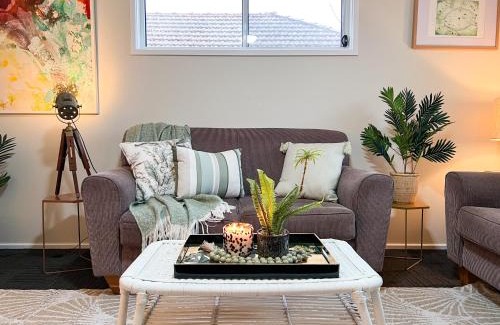 Nowra House | Delightful Spring Cottage: 4-Star Family-Friendly Retreat