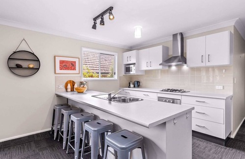 Nowra House | Spring Cottage: Family-Friendly Getaway with Breakfast Included