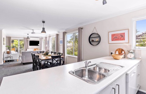 Nowra House | Spring Cottage: Family-Friendly Getaway with Breakfast Included