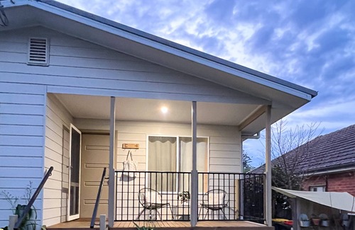 Nowra House | Spring Cottage: Family-Friendly Getaway with Breakfast Included