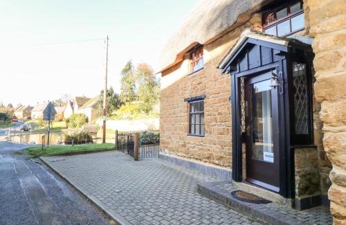 Wroxton House | Relaxing Spring Cottage: 5-Star Family-Friendly Retreat