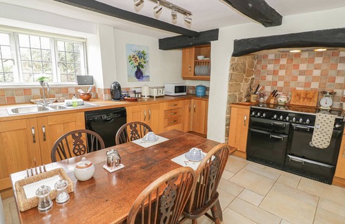 Sibford Gower Cottage | Discover Spring Cottage: Pet Friendly with Open Fire