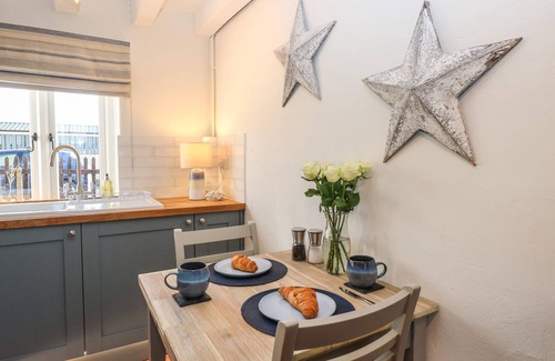 Sea Palling Cottage | Cozy Spring Cottage: Pet-Friendly Retreat with Ocean Views