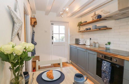 Sea Palling Cottage | Cozy Spring Cottage: Pet-Friendly Retreat with Ocean Views
