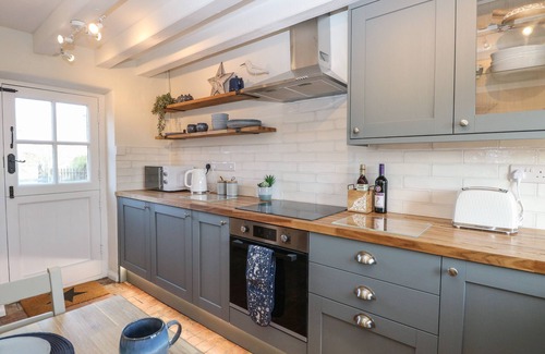 Sea Palling Cottage | Cozy Spring Cottage: Pet-Friendly Retreat with Ocean Views