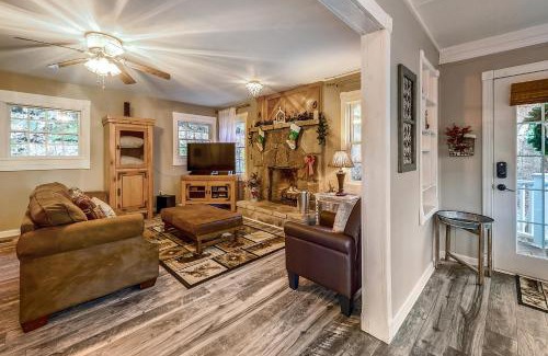 Gatlinburg - Pigeon Forge Ski Chalet | Cozy Spring Creek Cottage with Pool and Pet-Friendly Perks