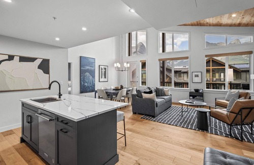 Canmore Condo | Spring Creek Vacations 2 BR Elevated Condo 411TM