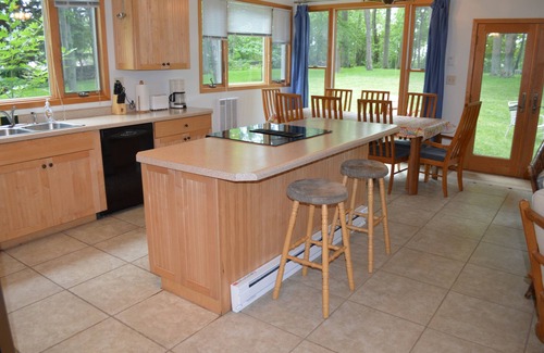 Lakeside House | Exclusive Lake House with Private Beach & Guest Rated 9.8