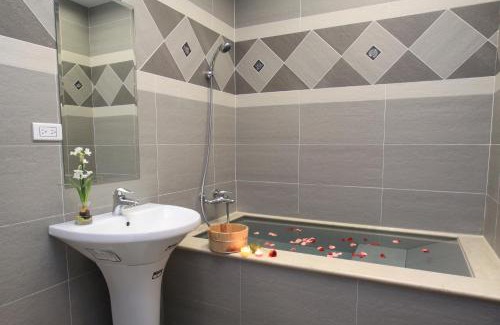 Jiaoxi House | Spring Fountain Hotel: Family-Friendly with Hot Tub & Breakfast