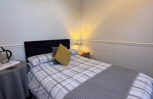 Gosport House | Spring Garden B&b: Guest Rated 9/10 with Pool & Breakfast