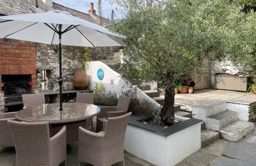 Egloshayle House | Charming Spring Garden Cottage with Ocean View Amenities