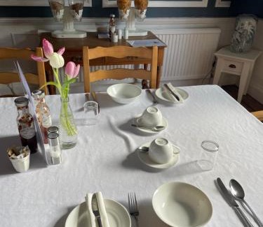 Egloshayle Bed & Breakfast | Spring Gardens B&B: Family-Friendly Retreat with Dining