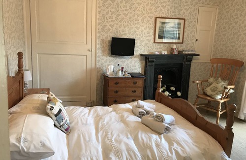 Egloshayle Bed & Breakfast | Discover Spring Gardens B&B: 4-Star Stay with Breakfast