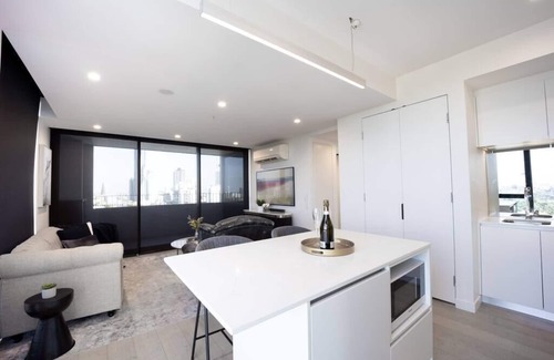 Spring Hill Apartment | Spring Hill: 2BR, Wheelchair Accessible Near Brisbane CBD