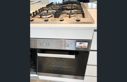 Spring Hill Apartment | Spring Hill: 2BR, Wheelchair Accessible Near Brisbane CBD