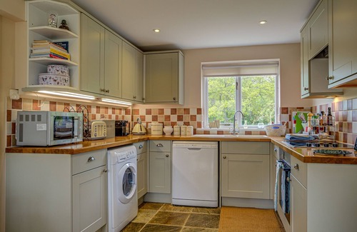 Begbroke Apartment | Spring Hill Cottage: Pet-Friendly Retreat for Family Getaway