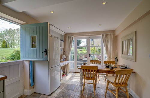 Begbroke Apartment | Spring Hill Cottage: Pet-Friendly Retreat for Family Getaway