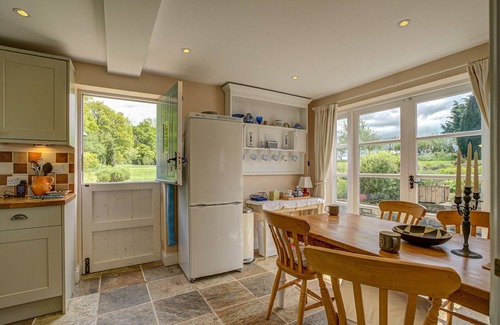 Begbroke Apartment | Spring Hill Cottage: Pet-Friendly Retreat for Family Getaway