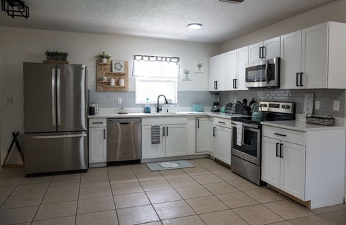 Berkeley Manor House | Spring Hill Oasis: Guest Rated 9.8 with Family & Pet Amenities