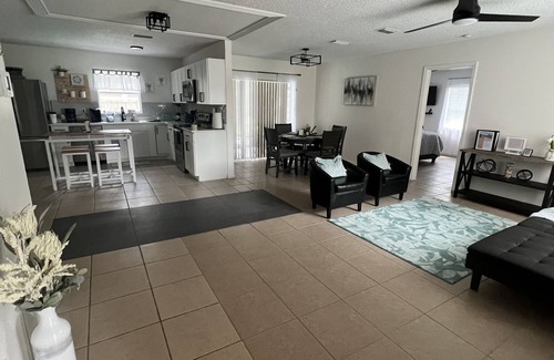 Berkeley Manor House | Spring Hill Oasis: Guest Rated 9.8 with Family & Pet Amenities