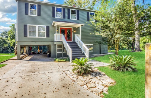Seguin House | Spring into the River Resort
