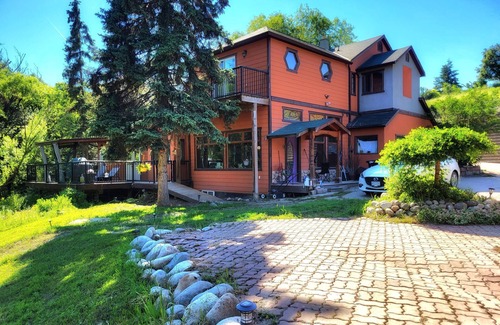 East Hill Condo | Delightful Retreat: Pet-Friendly with Private Deck & Tub