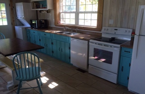 Warwick Cottage | Idyllic Lake Blackshear Cottage with Pool & Breakfast