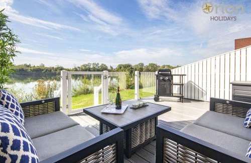 South Cerney House | Charming Spring Lake 14: Ideal Lakeside Retreat for Families