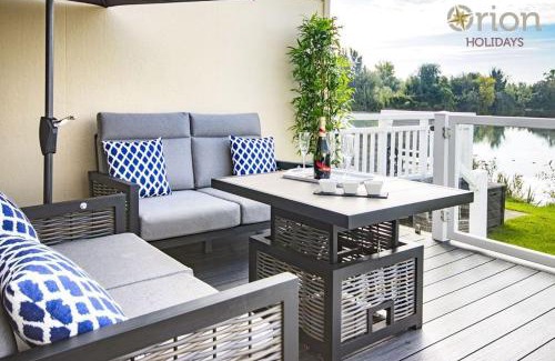 South Cerney House | Charming Spring Lake 14: Ideal Lakeside Retreat for Families