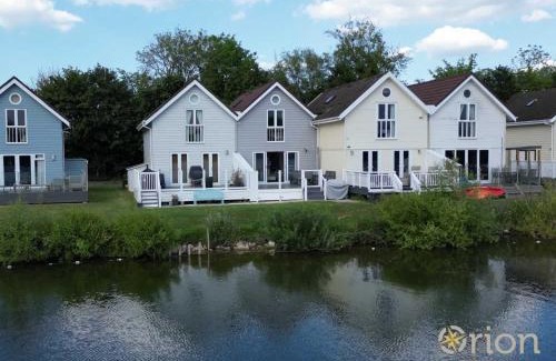 South Cerney House | Charming Spring Lake 14: Ideal Lakeside Retreat for Families