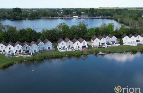 South Cerney House | Charming Spring Lake 14: Ideal Lakeside Retreat for Families