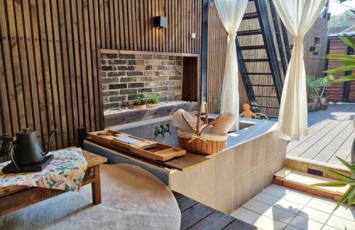 Jeonju Villa | Relaxing Spring Night: Family-Friendly with Hot Tub Bliss