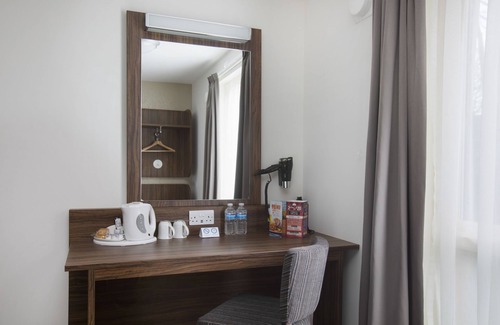 Ebbsfleet Valley Hotel | Family-Friendly Spring River Ebbsfleet with Restaurant & Kitchen