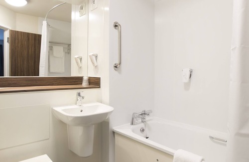 Ebbsfleet Valley Hotel | Family-Friendly Spring River Ebbsfleet with Restaurant & Kitchen