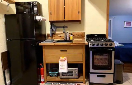 Court House Cabin | Cozy Spring Side Cabin at Skipwillow Farm – Family-Friendly Stay