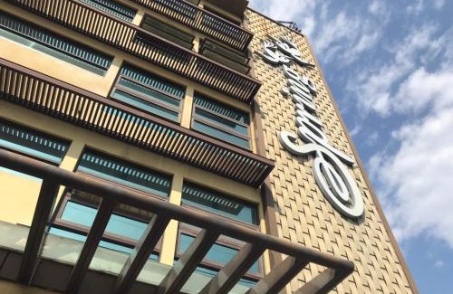 Dali Hotel | Relaxing Getaway at Spring SPA Motel with Hot Tub & Breakfast