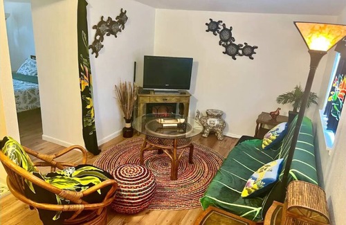 Grants Pass House | Spring Special- Tropical Vibes in the Pines