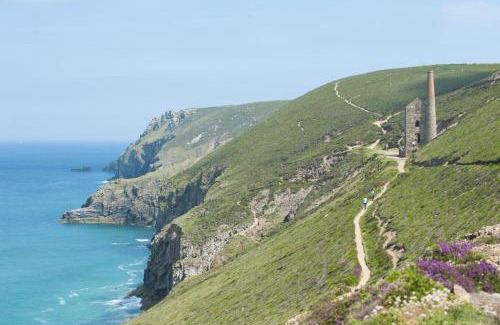 Porthtowan House | Spring Tide: Pet-Friendly Retreat with High Guest Satisfaction