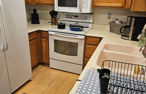 Mission Monterey Condo | Your Ideal Retreat: Spring Training, Tennis & Golf Awaits