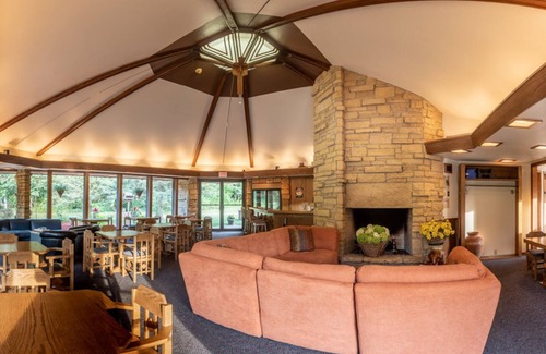 Arena Hotel | Relax at Spring Valley Inn – Rated 9.2 with Pool & Spa