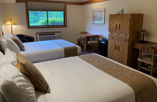 Arena Hotel | Relax at Spring Valley Inn – Rated 9.2 with Pool & Spa