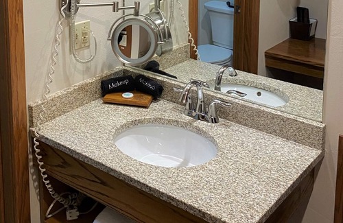 Arena Hotel | Relax at Spring Valley Inn – Rated 9.2 with Pool & Spa