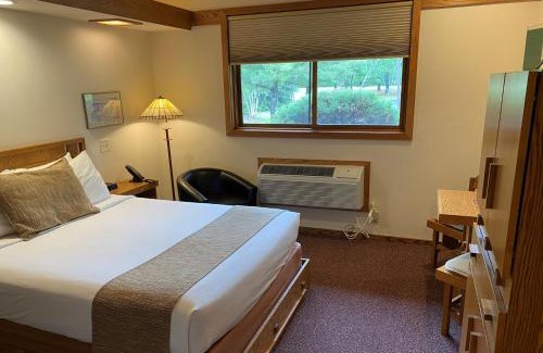 Arena Hotel | Spring Valley Inn: Family-Friendly Retreat with Pool & Hot Tub