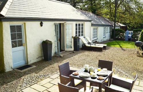 Helston House | Exquisite Spring Water Barn: Family-Friendly Getaway
